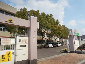 小学校　東小学校（小学校）まで864m