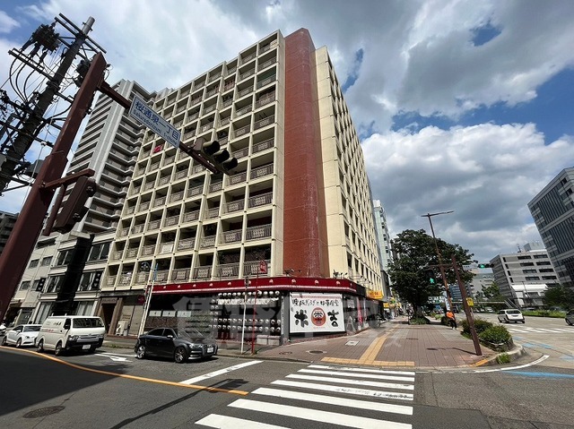 名古屋市東区泉のマンションの建物外観