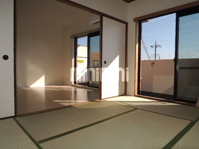 居室・リビング　日当り良好。明るい室内。