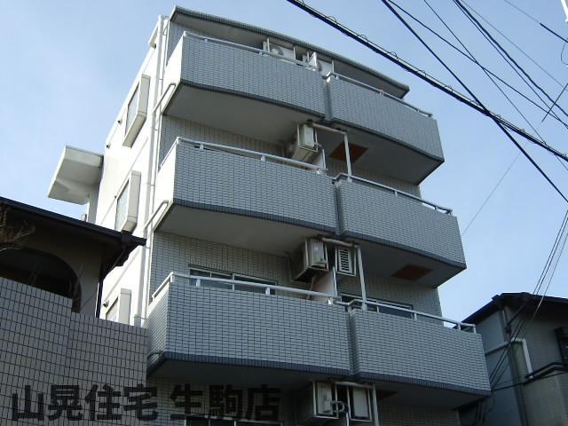 生駒市山崎新町のマンションの建物外観