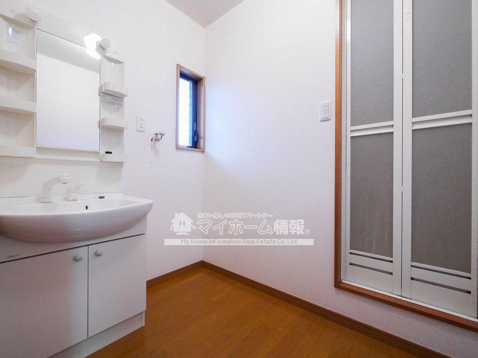 洗面設備　洗面所にも光が差し込む明るい空間です！