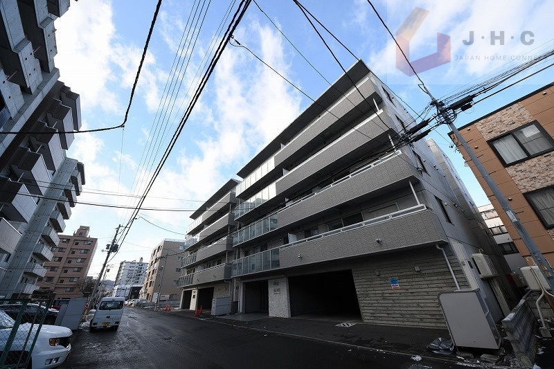 札幌市中央区南十一条西のマンションの建物外観