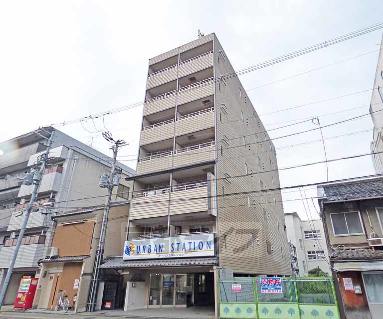 京都市上京区役人町のマンションの建物外観