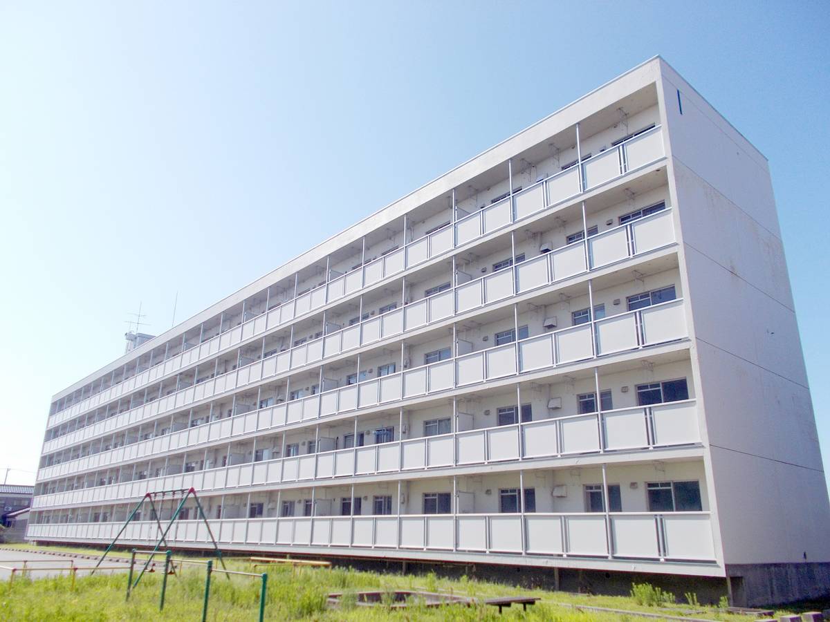 【富山市四方荒屋のマンションの建物外観】