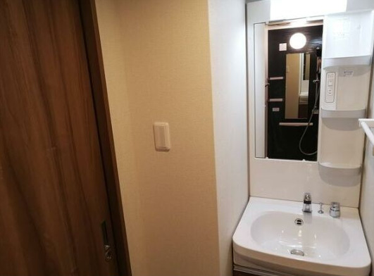 洗面設備　明るい洗面所です