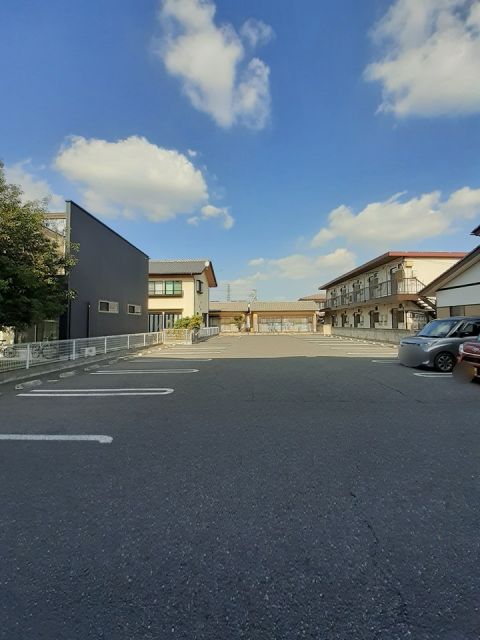 【高崎市中居町のマンションの駐車場】