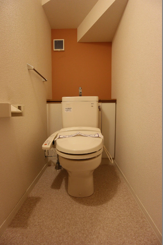 トイレ　温水洗浄便座搭載しております