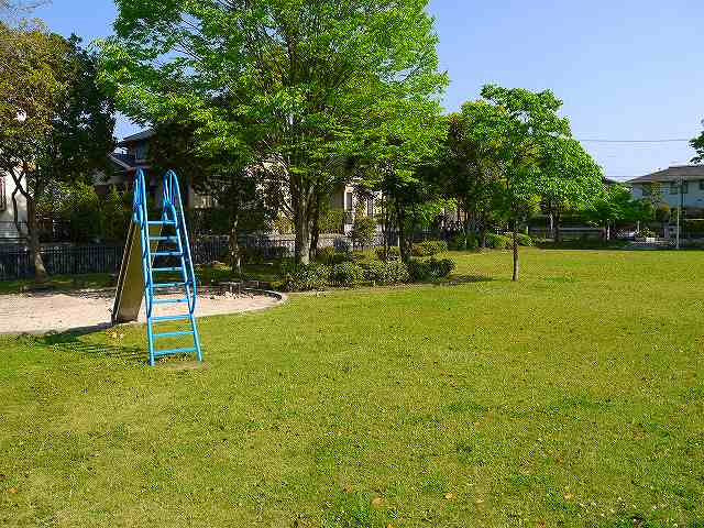 【奈良市佐保台西町のマンションの公園】