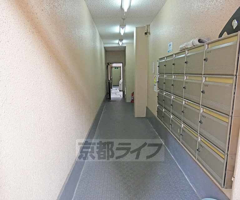 【京都市下京区本上神明町のマンションのエントランス】