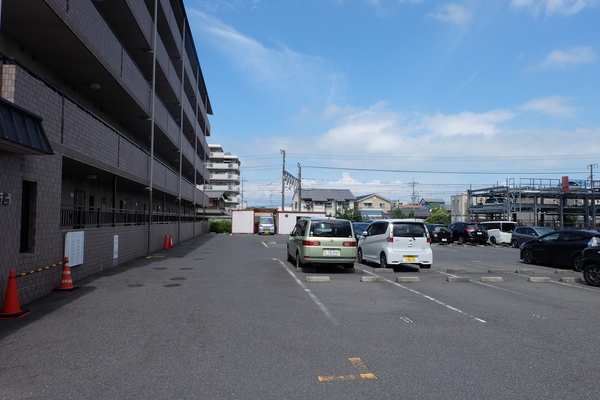 【野洲市久野部のマンションの駐車場】