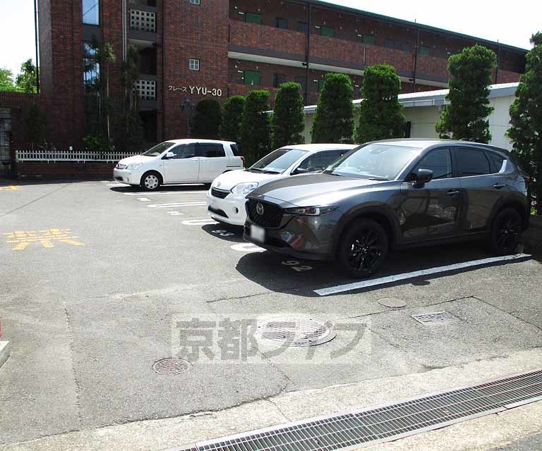 【城陽市枇杷庄のマンションの駐車場】