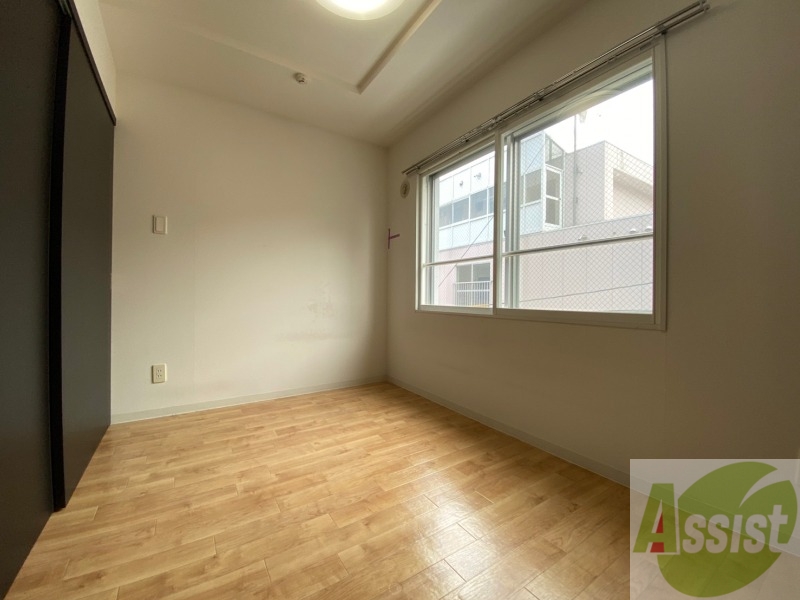 その他部屋・スペース　戸を閉めるとリビングと区切られた寝室にすることができますよ。