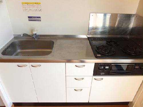 キッチン　三口コンロのシステムキッチン