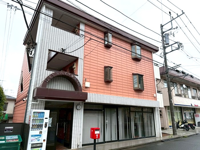 建物外観　小田急線「東海大学前」駅まで徒歩1分！便利な立地の3階建てマ