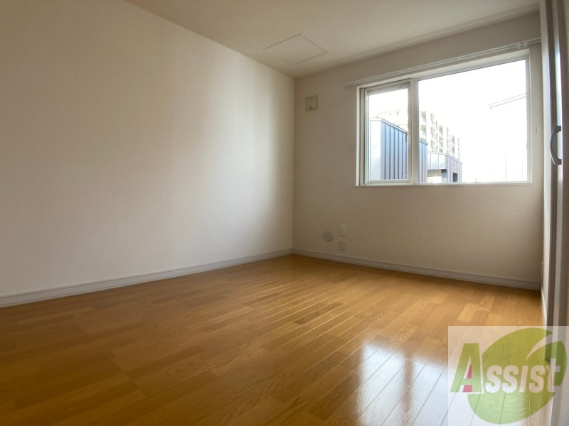 その他部屋・スペース　寝室はこちらです。光が差し込む、温かみのあるお部屋です。