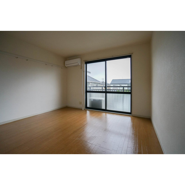 居室・リビング　同じ建物の別なお部屋