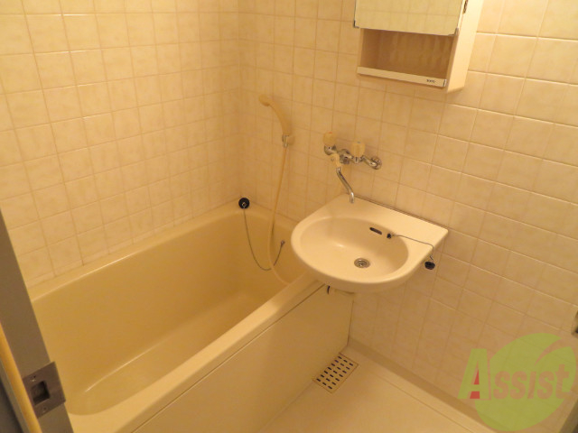 バス・シャワールーム　お風呂です。水を止め忘れないようにしましょう。