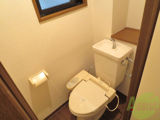 トイレ　ウォッシュレット付き。おしりに優しい設備です。