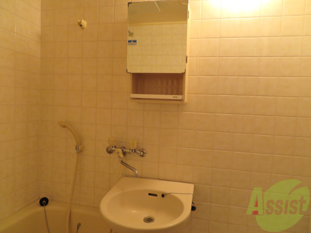 洗面設備　洗面台です。こまめな掃除が清潔に保つこつ。