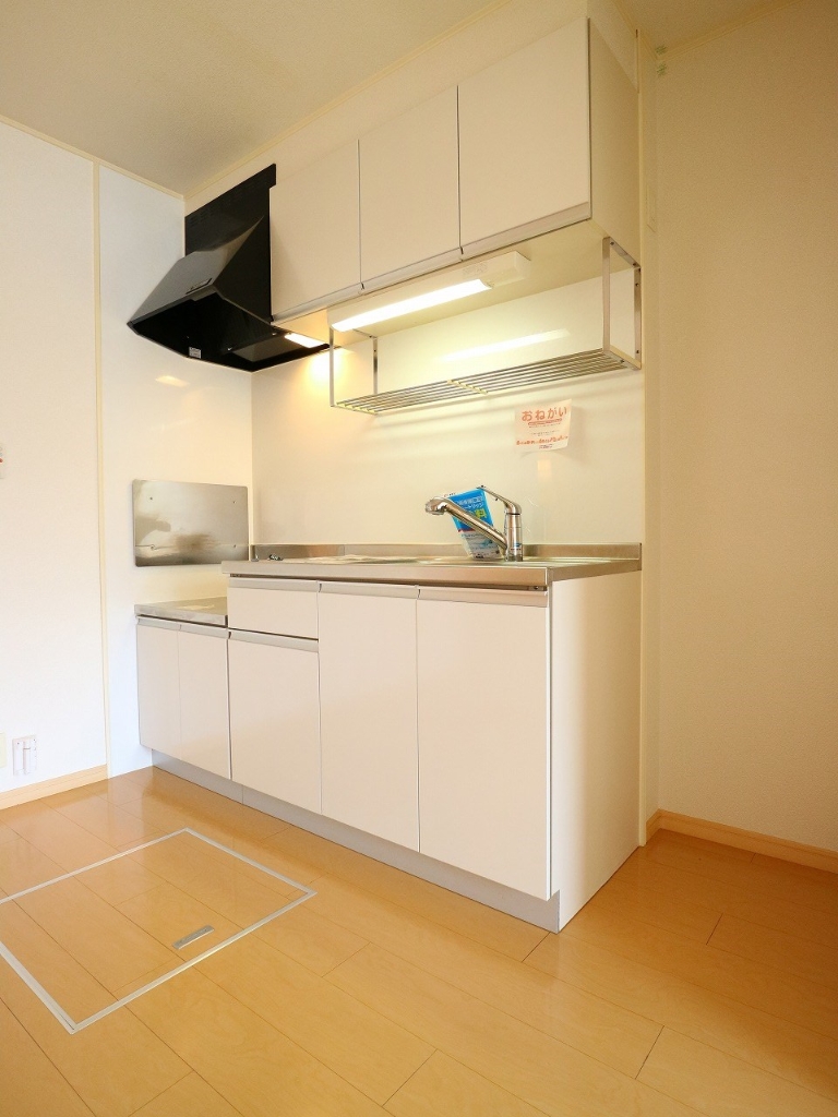 キッチン　広めのキッチンには収納もたっぷり付いています。写真は同型物件