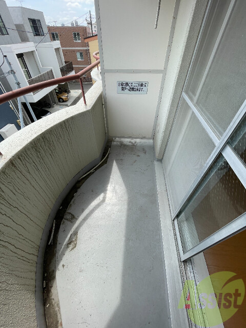 バルコニー　バルコニー。洗濯物がはかどりそうな広さがありますよ