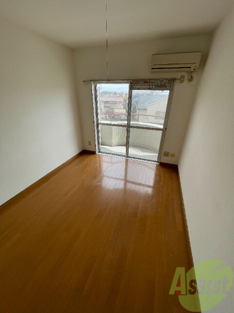 居室・リビング　６帖の洋室です。フローリング貼りの綺麗な室内です。