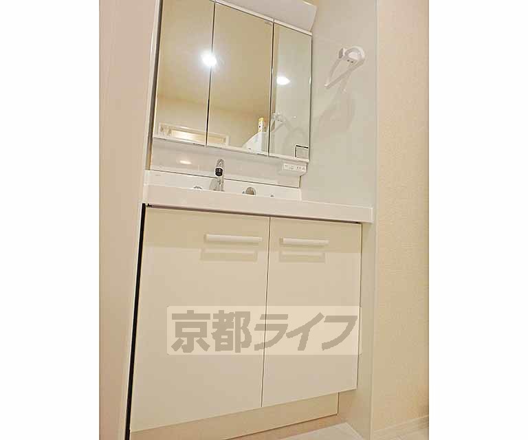 洗面設備　３面鏡の独立洗面台です。