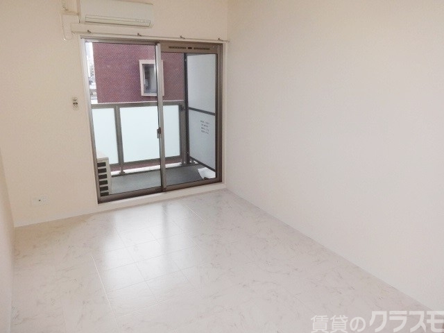 居室・リビング　８．０帖の洋室で広々しています♪