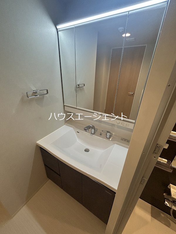 洗面設備　独立洗面台です。大きな鏡が嬉しいですね♪