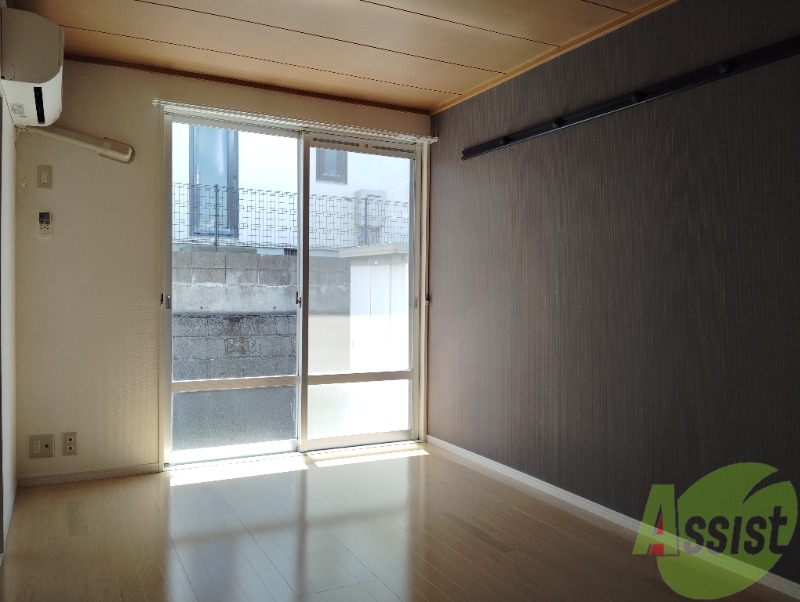 居室・リビング　洋実のお部屋はフローリングも綺麗で暮らしやすい。