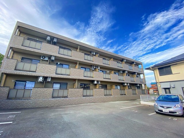 建物外観　こちらのリビングで趣味の時間をお楽しみください