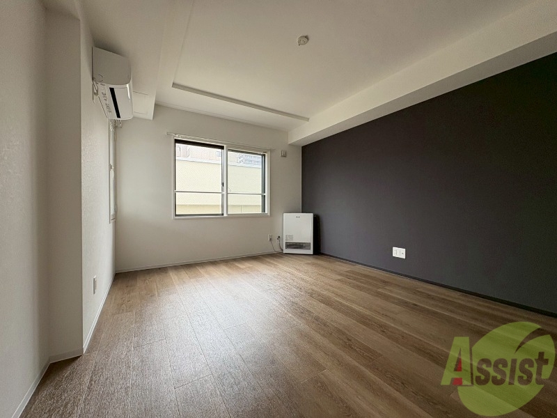 居室・リビング　フローリングや壁の色がお洒落な印象のリビングです。