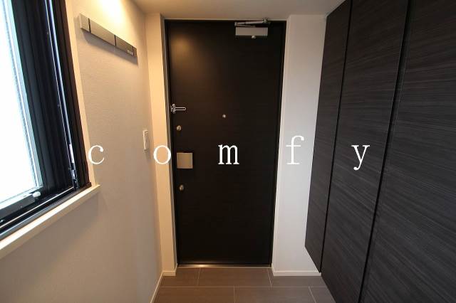 玄関　窓があり明るい玄関