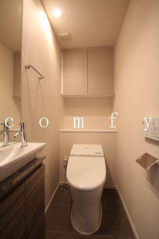 トイレ　タンクレス・ウォシュレット完備