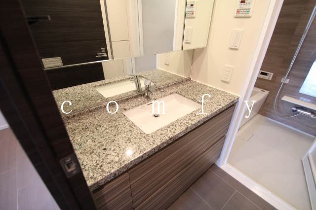 洗面設備　三面鏡独立洗面台