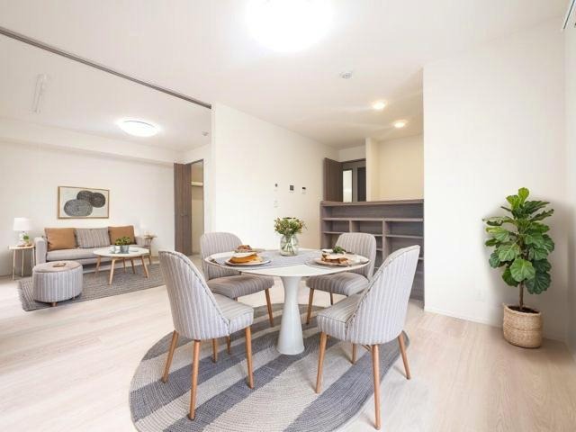 居室・リビング　CGで家具等を配置したもので家具等は含まれません