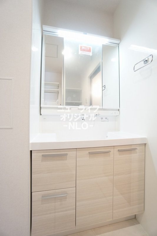 洗面設備　実用性とデザイン性を兼ね備えた洗面カウンター。