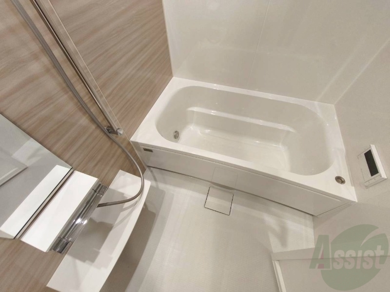 バス・シャワールーム　お風呂です。広々したバスでゆっくりくつろげます。