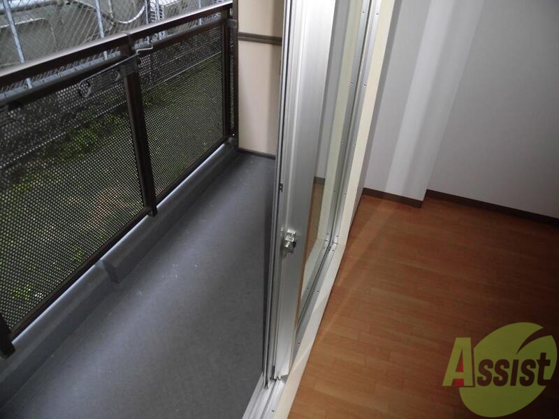 バルコニー　目の前建物ありますが日は差し込み明るいです