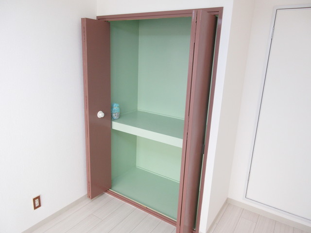 収納　押入れも塗装されてキレイ