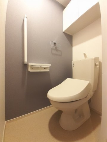 トイレ　落ち着いた色調のトイレです