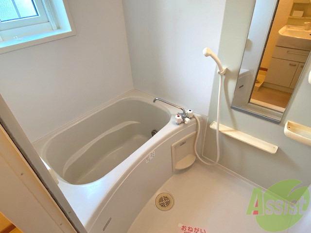バス・シャワールーム　浴室です。バスタブが広くてゆったりできます。