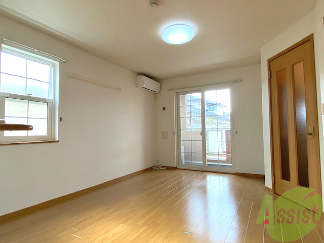 居室・リビング　リビングはこんな感じです。窓が大きくて良く陽が入ってきます