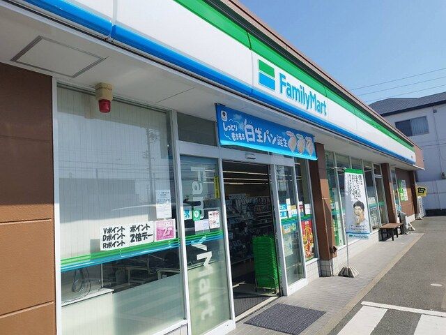 コンビニ　ファミリーマート（コンビニ）まで700m