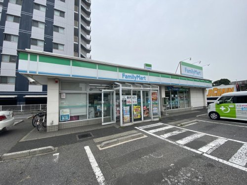 コンビニ　ファミリーマート 千葉幸町二丁目店（コンビニ）まで130m