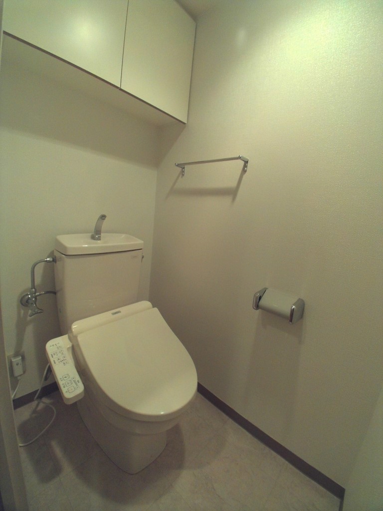 トイレ　温水洗浄機能付き便座【アールヴェール文京白山】