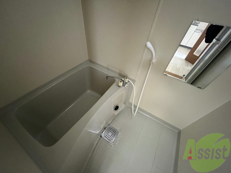 バス・シャワールーム　浴室は狭すぎず、シャワーも浴びやすそうです。