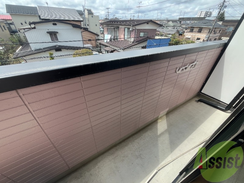 バルコニー　バルコニーは洗濯物を干すのに十分な広さがありますね。