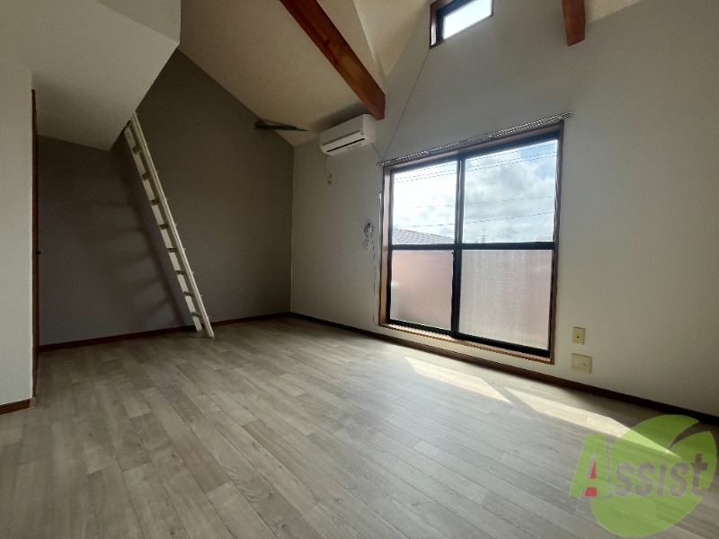 居室・リビング　８．６帖の洋室です。日差しがあり明るい印象でした。