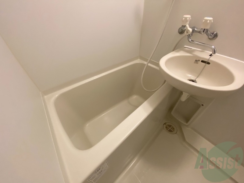 バス・シャワールーム　お風呂はこちら。１人暮らしにはピッタリのサイズ感ですね！